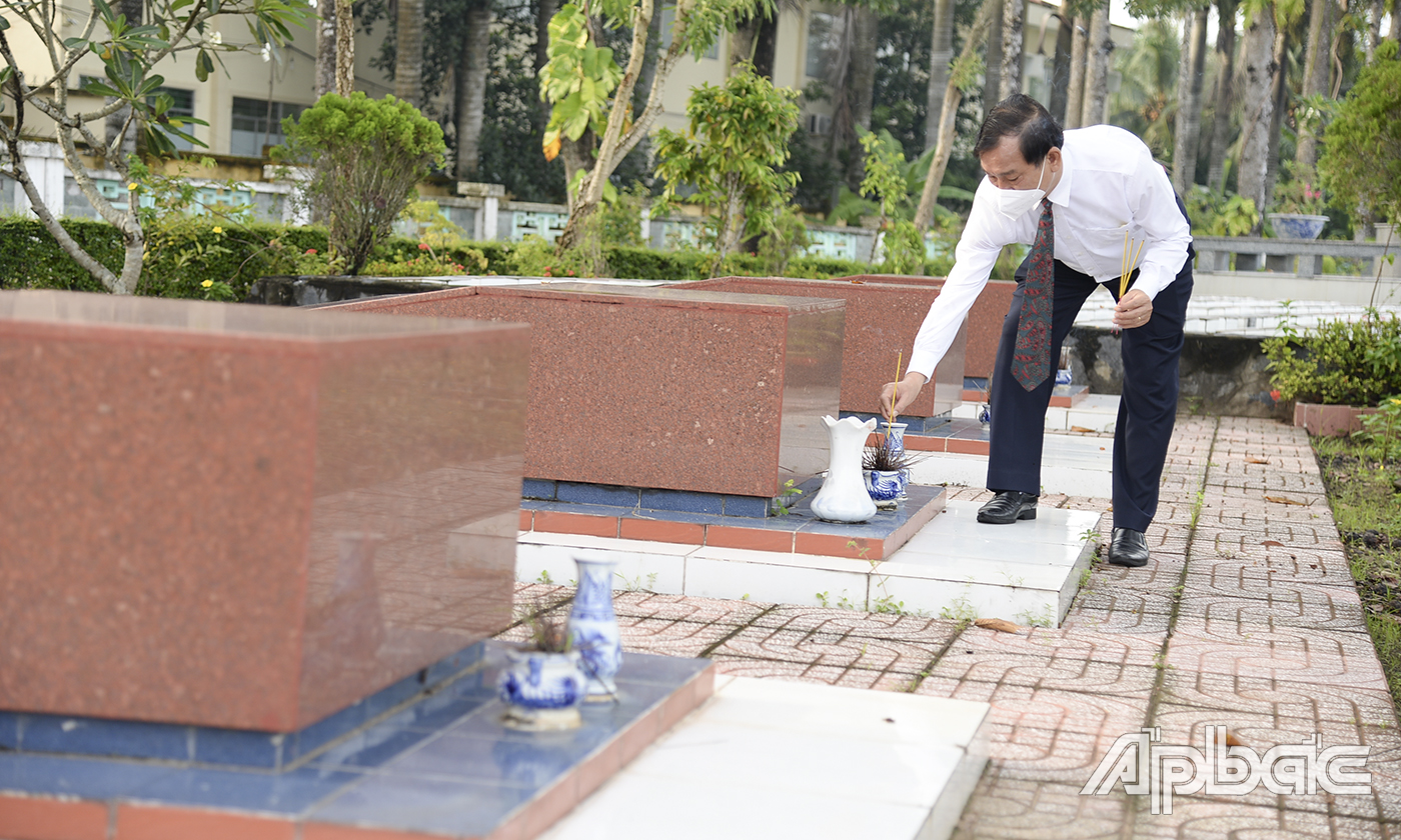 đồng chí Nguyễn Văn Vĩnh, Phó Bí thư Tỉnh ủy, Chủ tịch Ủy ban nhân dân tỉnh Tiền Giang thắp hương tại các phần mộ Anh hùng liệt sĩ.