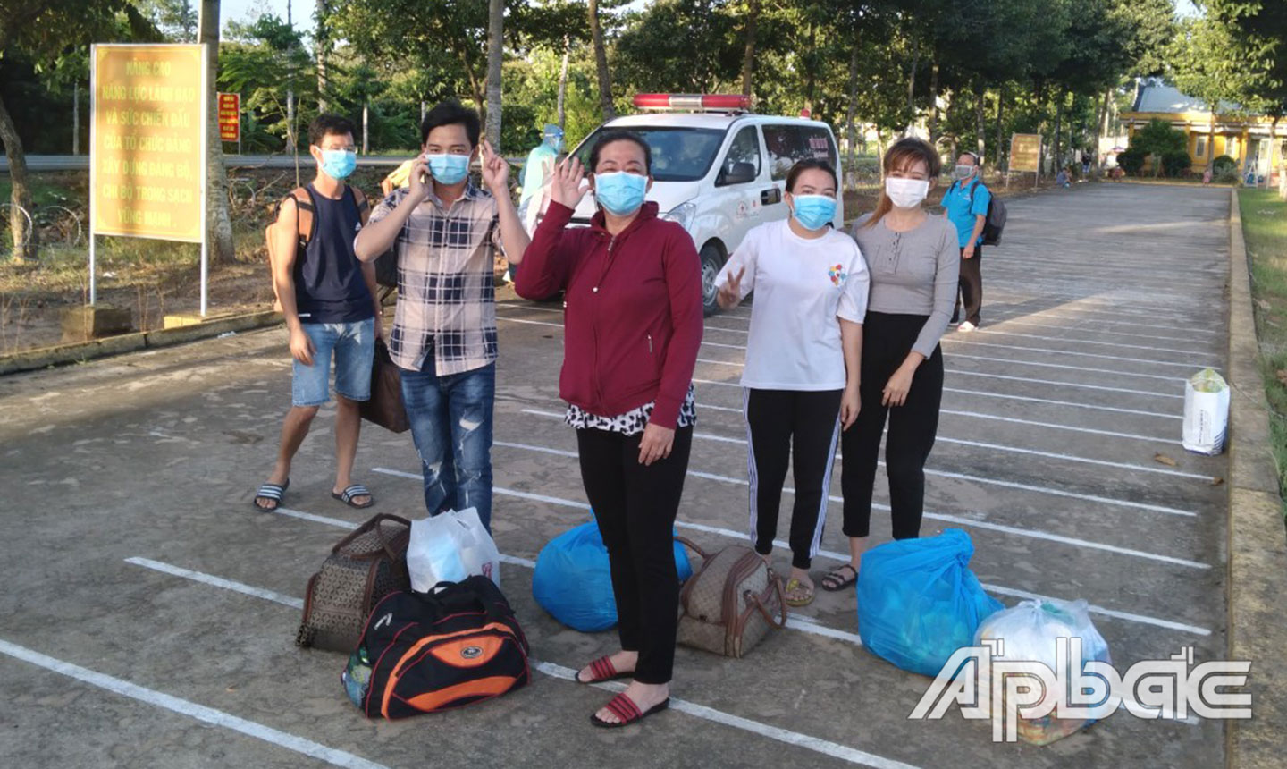 Niềm vui của bệnh nhân chuẩn bị xuất viện sau khi được điều trị khỏi bệnh tại Bệnh viện Dã chiến truyền nhiễm số 6.