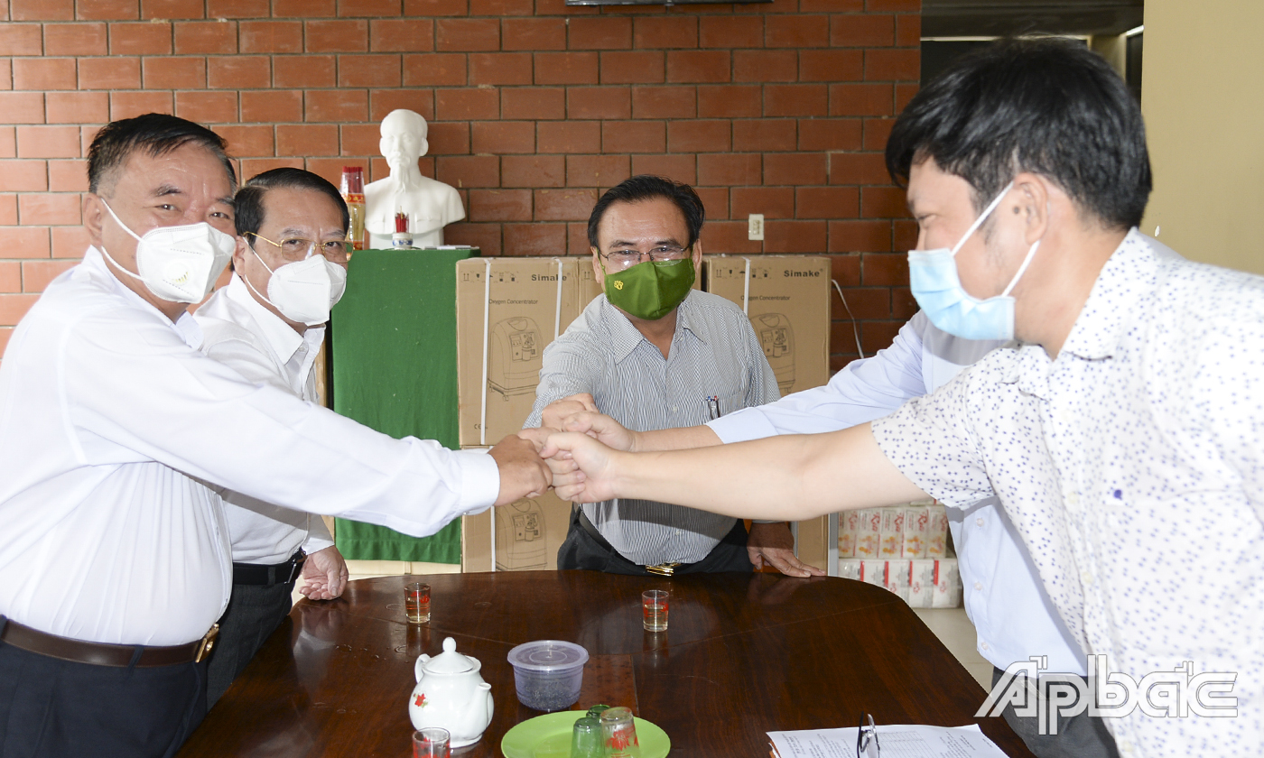 Các đồng chí lãnh đạo tỉnh, lãnh đạo Bệnh viện Dã chiến số 7 quyết tâm trong đẩy lùi dịch Covid-19.