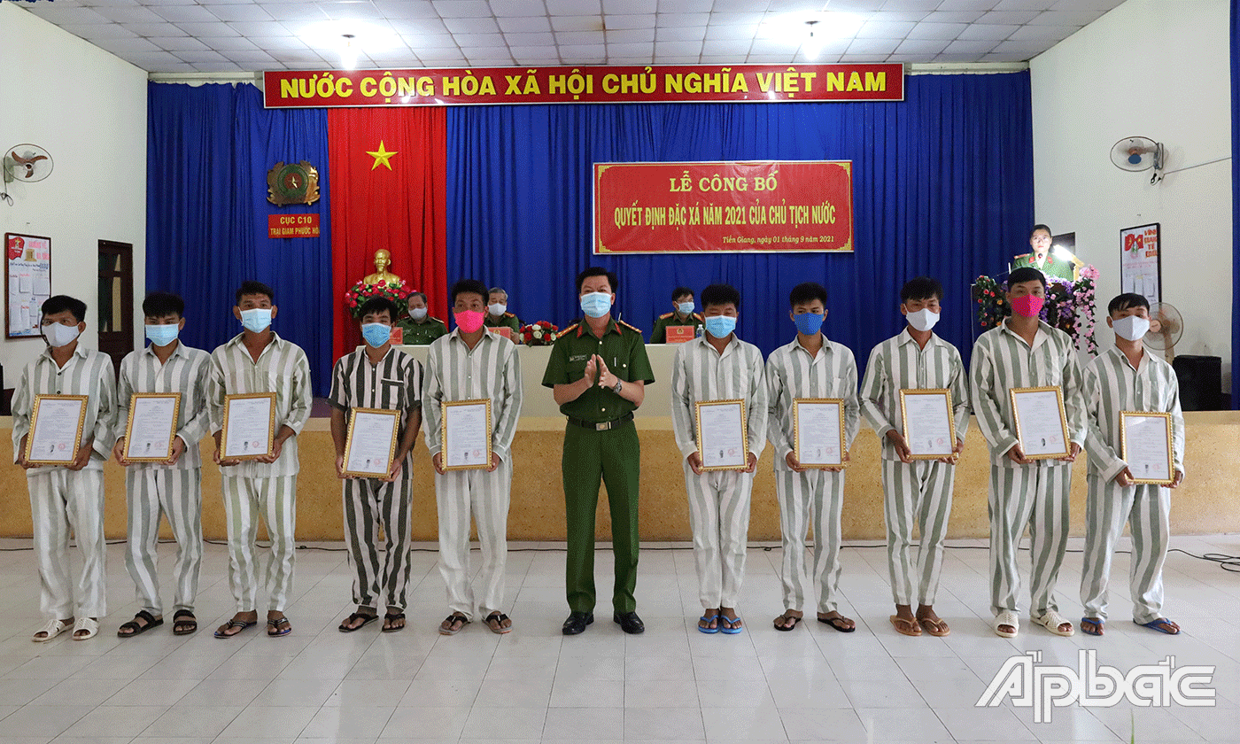 Thượng tá Nguyễn Văn Đông, Giám thị Trại giam Phước Hòa trao Quyết định đặc xá cho các phạm nhân.