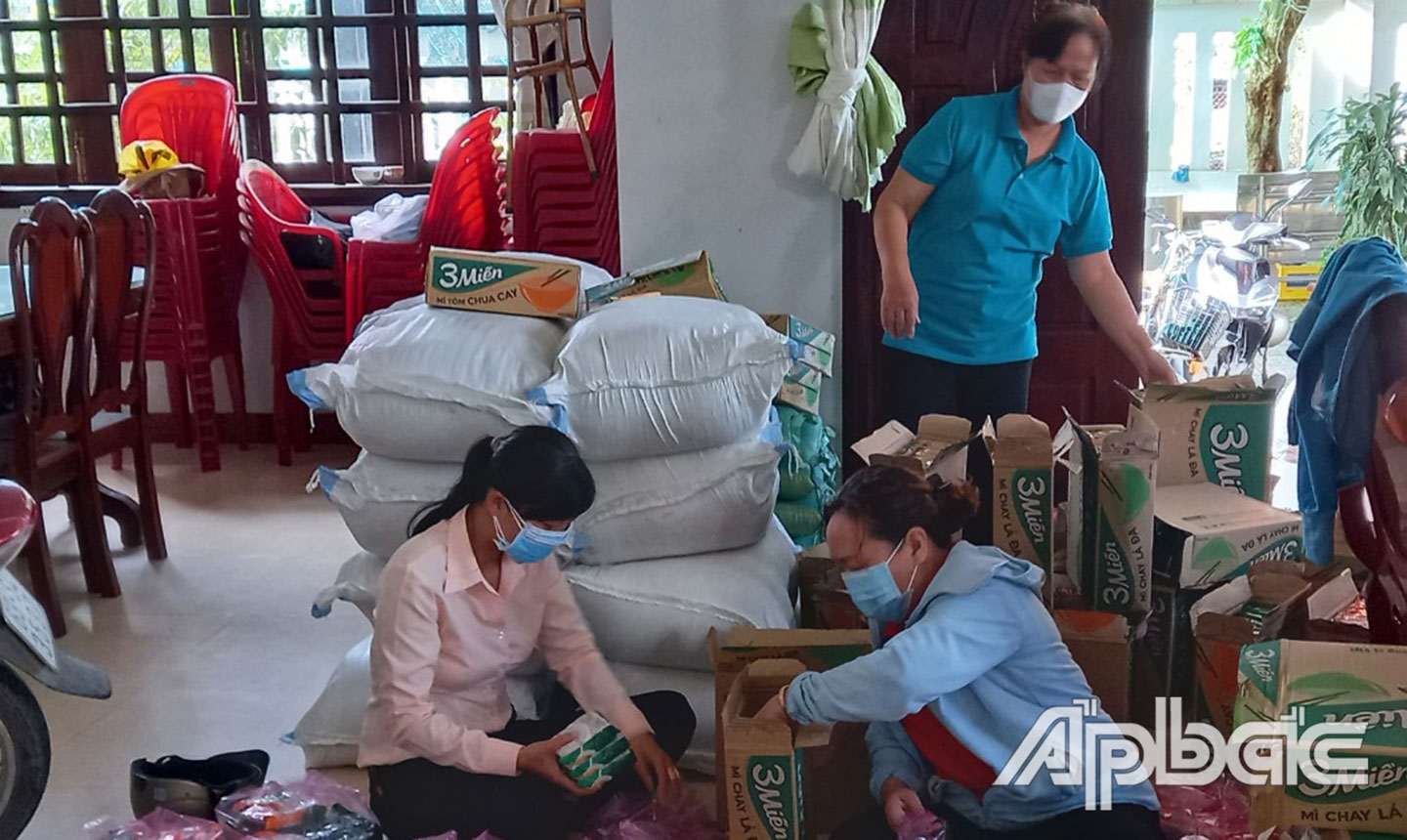Phụ nữ phường 5 chung tay  vận động, chuẩn bị quà trao tặng cho người dân khó khăn.