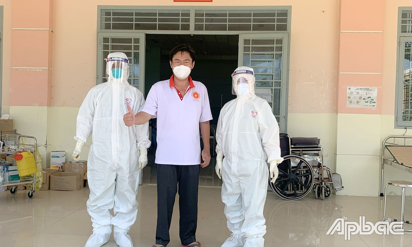 Anh H. chụp ảnh lưu niệm với y, bác sĩ Bệnh viện Dã chiến truyền nhiễm số 6 trong ngày xuất viện (ảnh do nhân vật cung cấp).