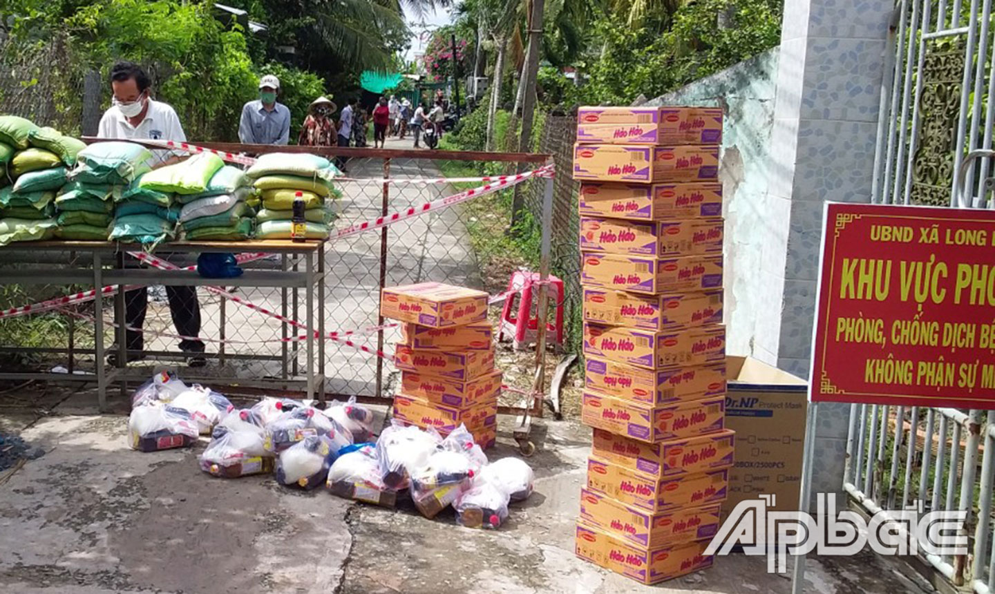 Tặng quà cho người dân tại khu phong tỏa ấp Tân Bình, xã Long Bình Điền.