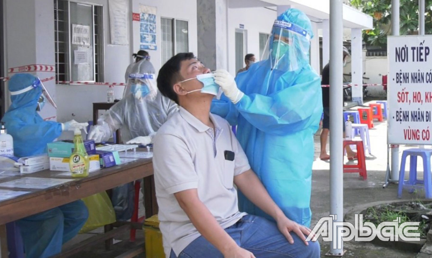 Xét nghiệm tầm soát Covid-19 trong cộng đồng  tại Trung tâm Y tế xã Phú An (huyện Cai Lậy).