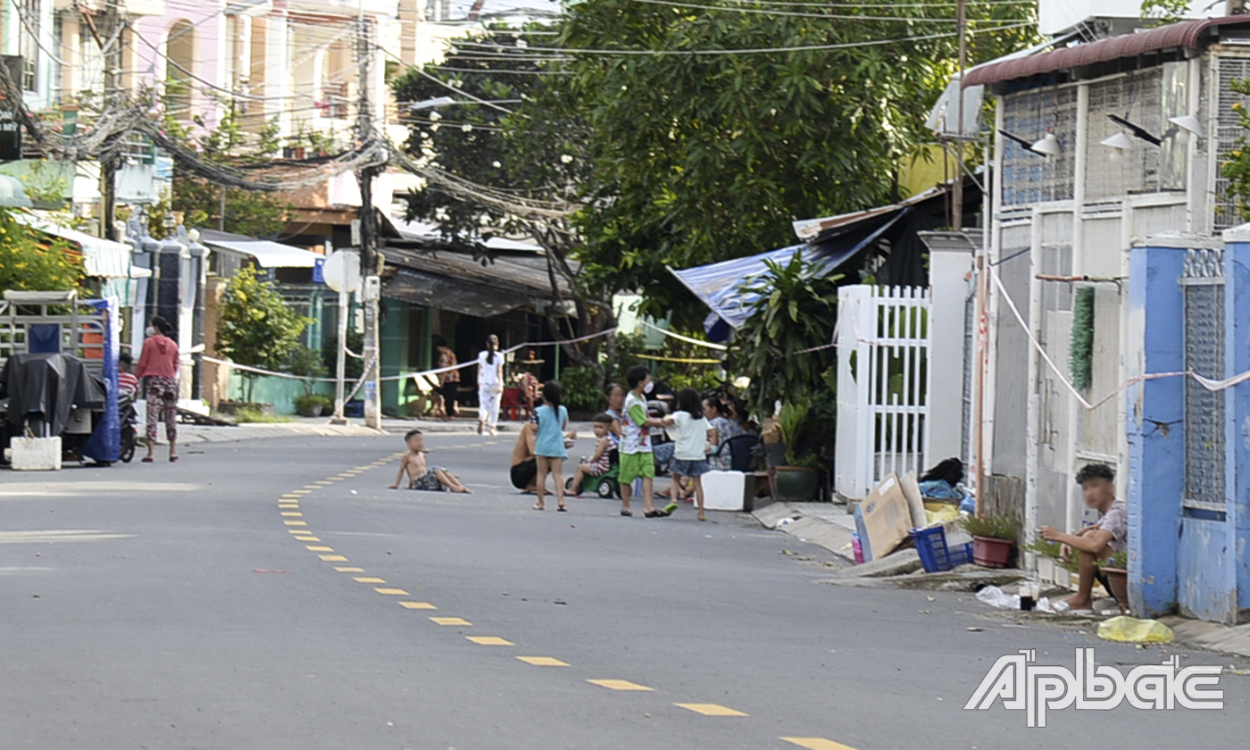 Người lớn, trẻ em tụ tập đông tại tuyến đường thuộc phường 2, TP. Mỹ Tho.