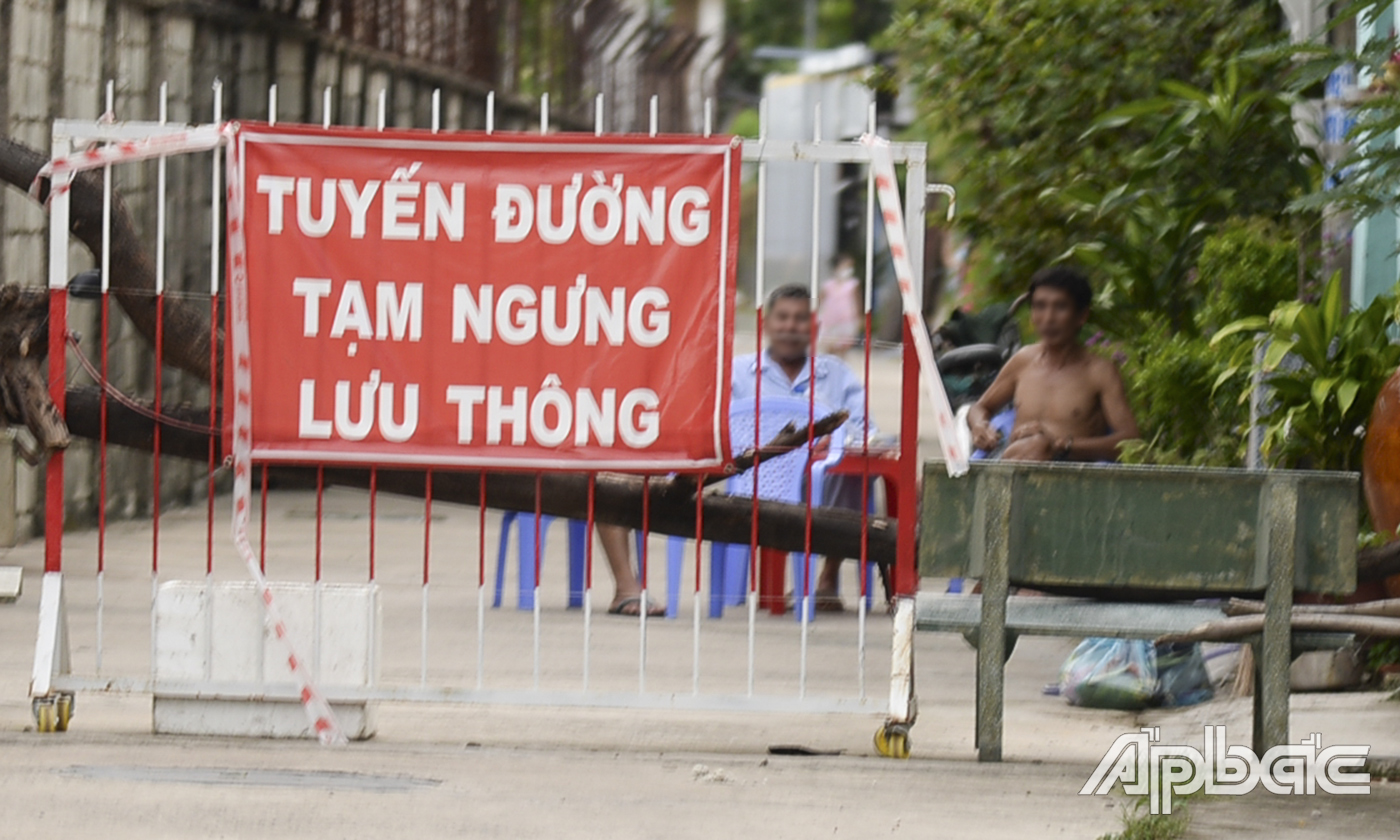 3 người đàn ông tụ tập nói chuyện không đeo khẩu trang tại một con hẻm trên đường Lê Thị Hồng Gấm, thuộc phường 6, TP. Mỹ Tho.