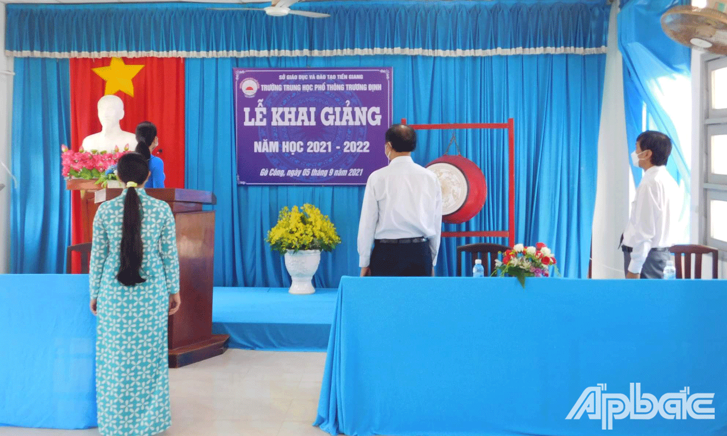 Chào cờ khai giảng năm học mới tại Trường THPT Trương Định, TX. Gò Công. 
