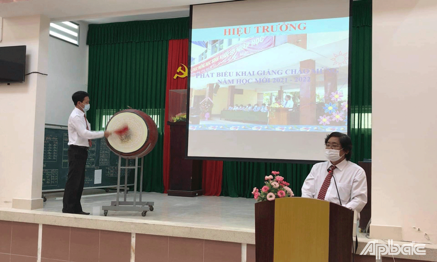 Đánh trống khai giảng năm học mới tại Trường THPT Chợ Gạo, huyện Chợ Gạo. 