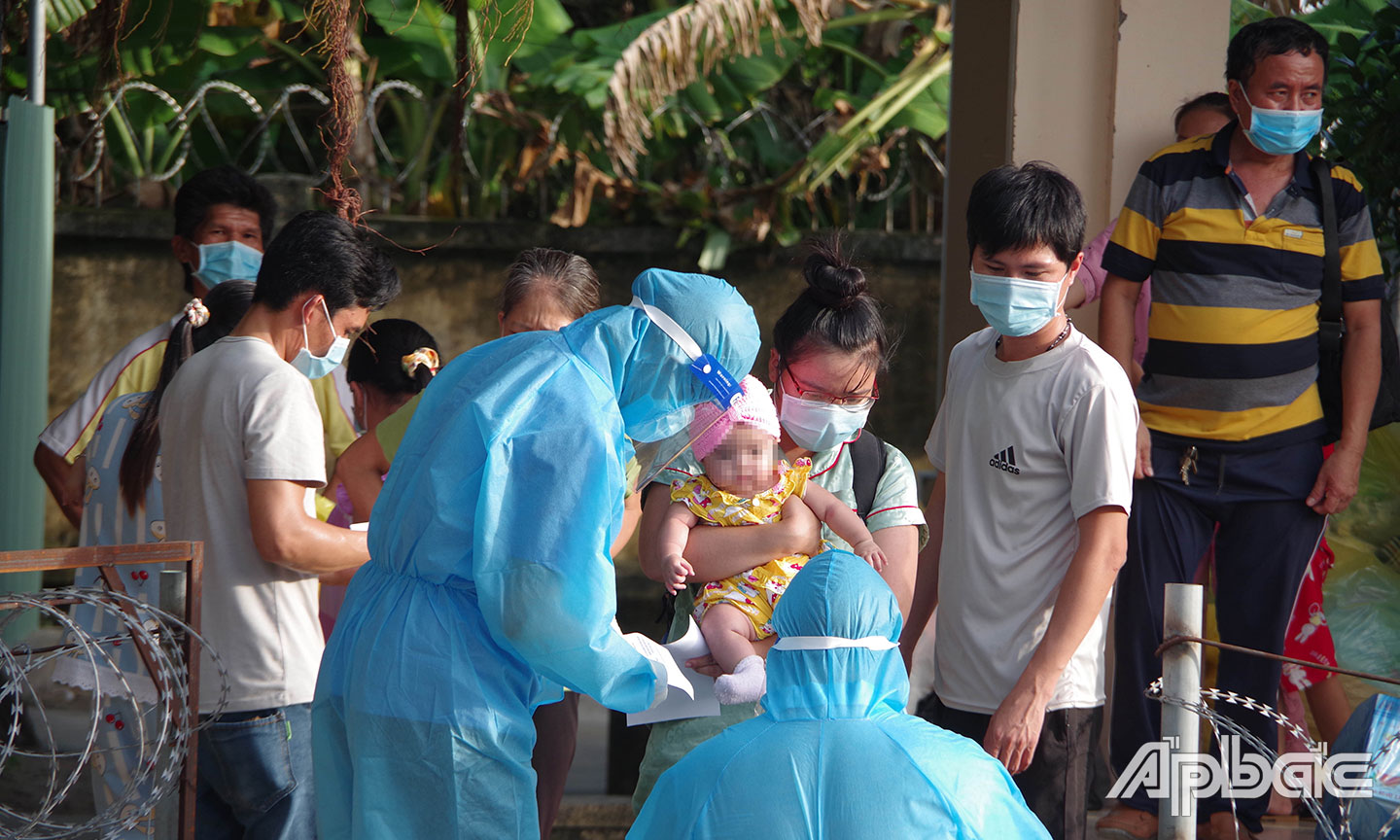 Niềm vui cán bộ, chiến sĩ BĐBP làm nhiệm vụ tại Bệnh viện Dã chiến số 3 - Cơ sở 2 khi nhìn thấy bệnh nhân  điều trị khỏi bệnh xuất viện về với gia đình.