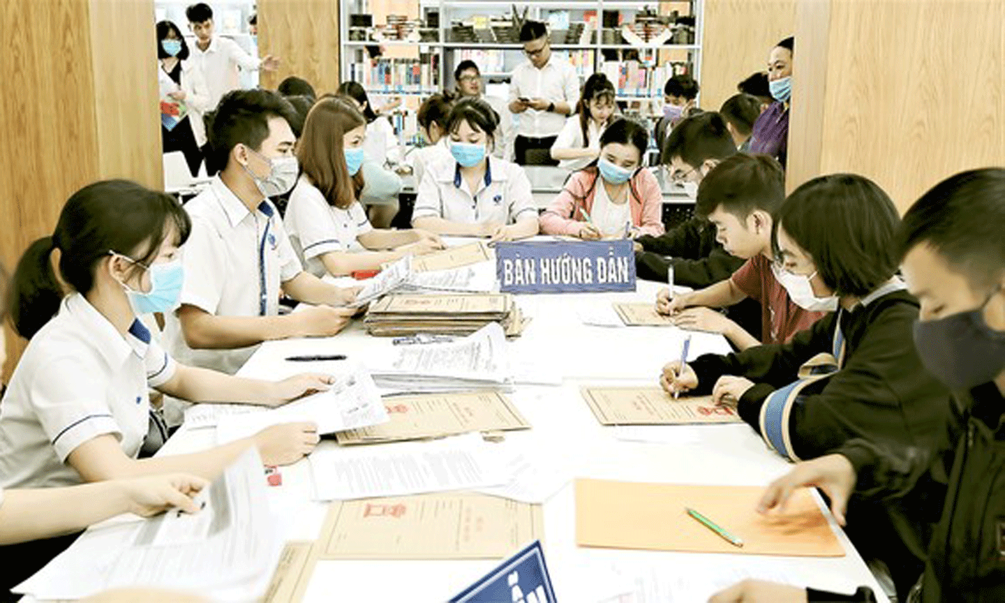 Sinh viên làm thủ tục xét học bổng, giảm học phí ở Trường ĐH Công nghiệp Thực phẩm TPHCM trong năm học 2020-2021