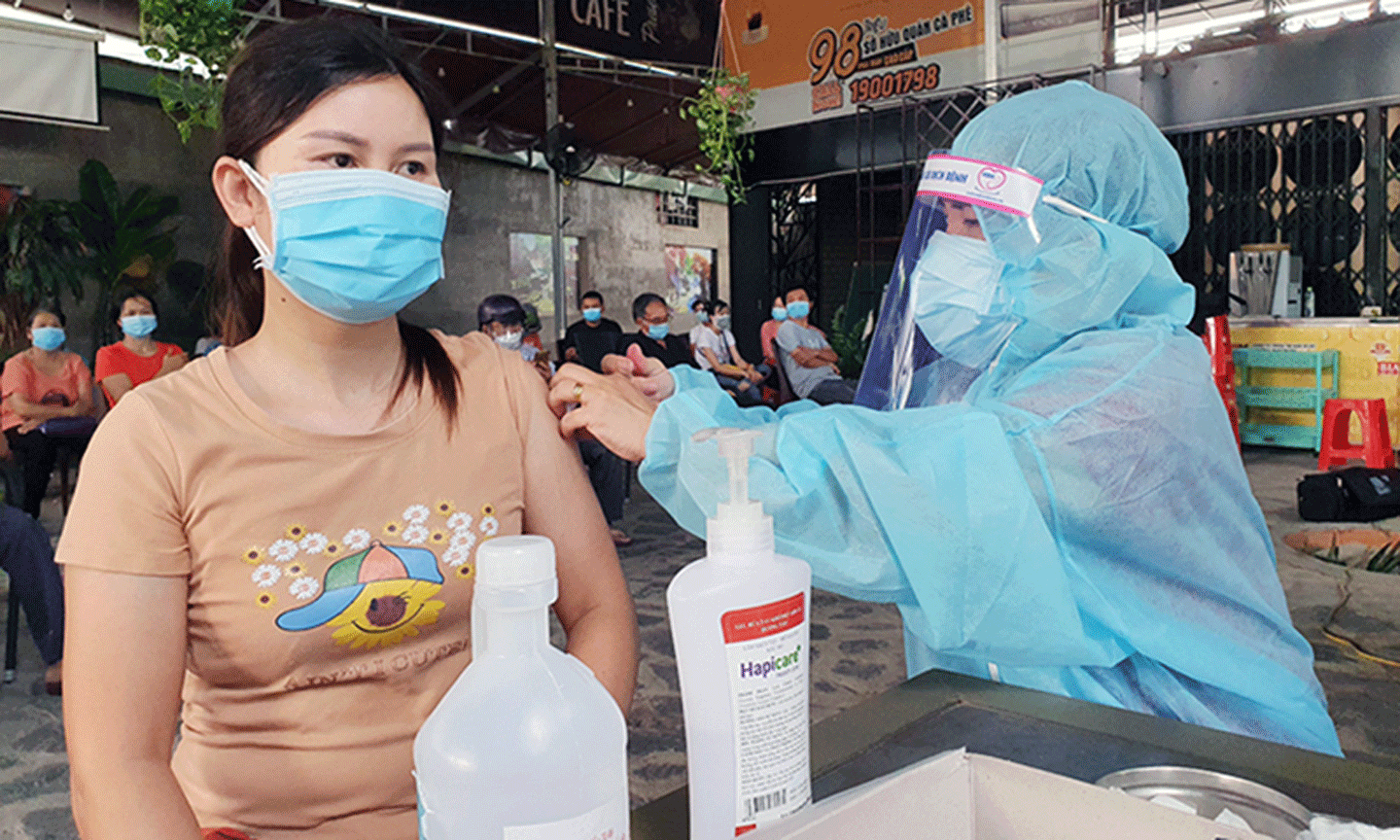 Tiêm vắc-xin ngừa Covid-19 cho người dân phường Trảng Dài, TP Biên Hòa (Ðồng Nai). Ảnh: Hoàn Lê 