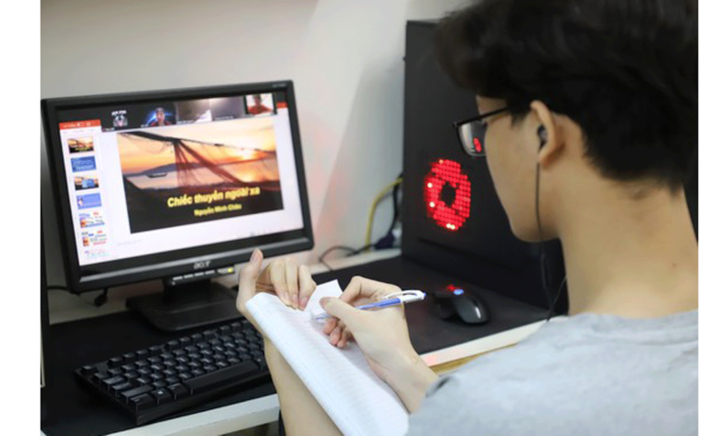Học sinh nhiều tỉnh thành có dịch đang phải học tập trực tuyến và gặp không ít khó khăn. Ảnh: QUANG PHÚC