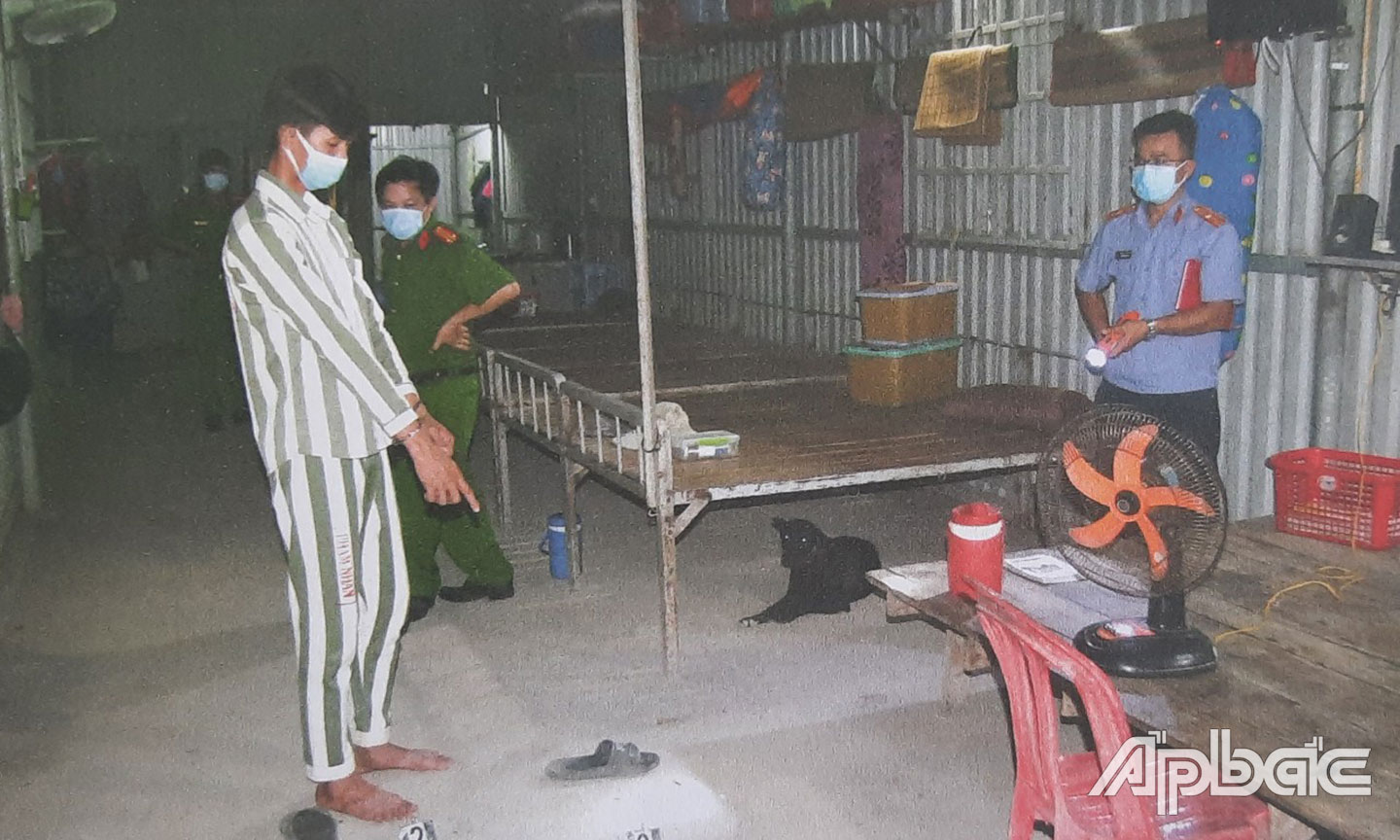 Viện kiểm sát Tân Phước tiến hành thực nghiệm hiện trường.