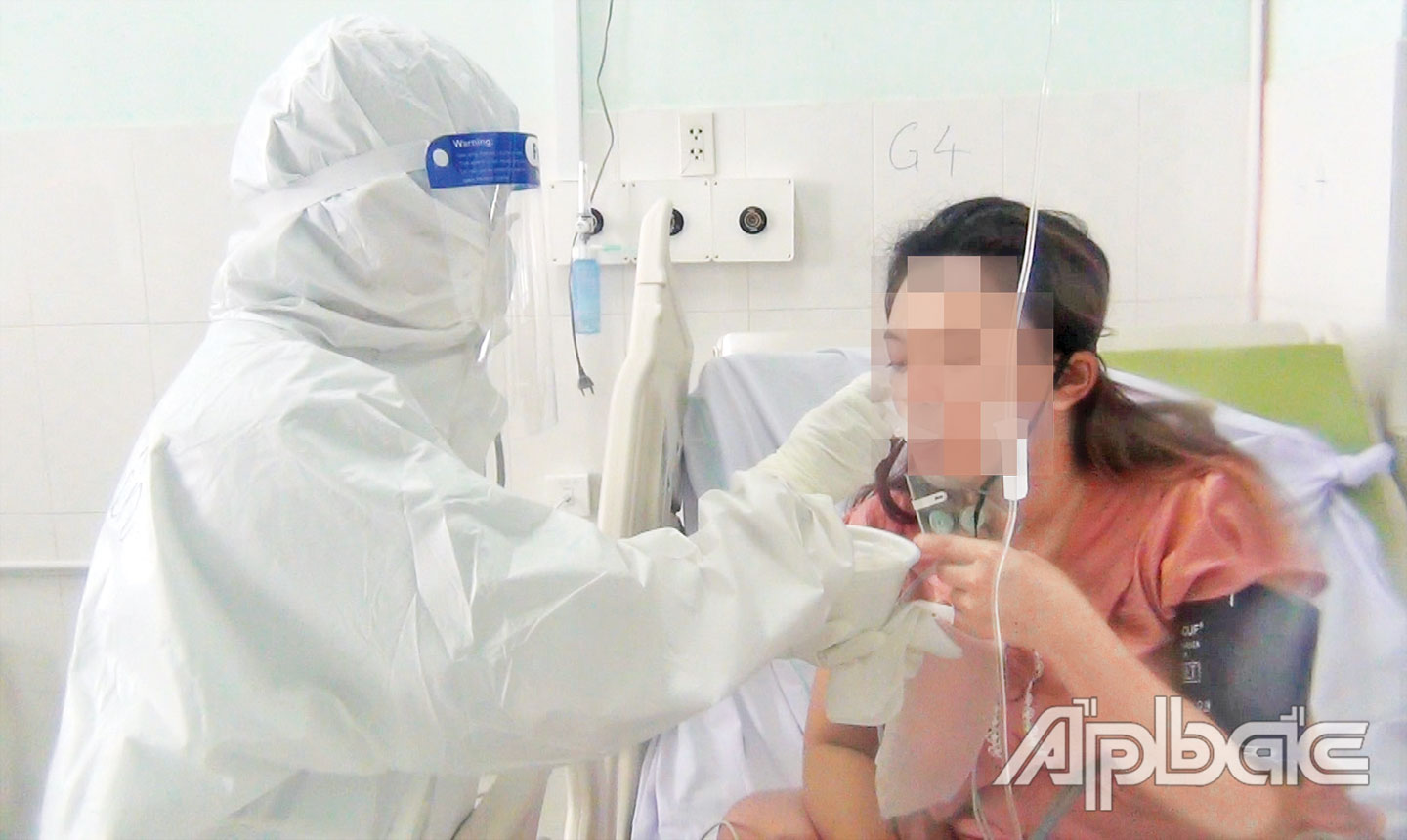 Chăm lo từng miếng ăn cho bệnh nhân.