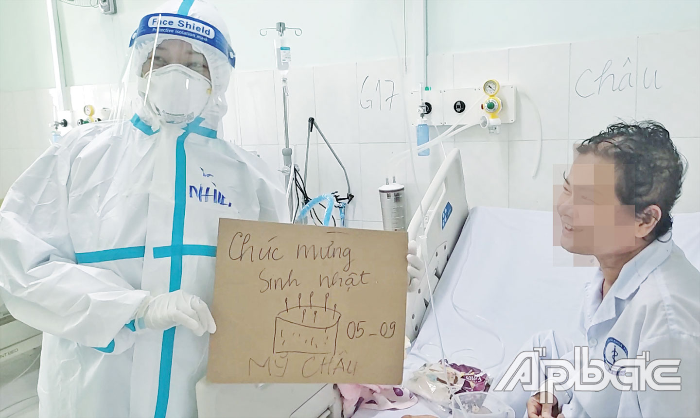 Ngoài việc chăm sóc sức khỏe, các bác sĩ, điều dưỡng còn chăm sóc, động viên tinh thần cho các bệnh nhân.