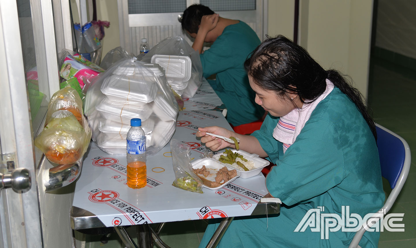 Ăn vội bữa cơm để vào ca trực.