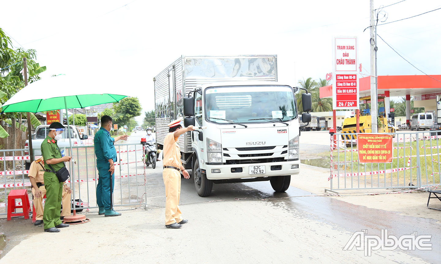 Các Chốt kiểm soát siết chặt người và phương tiện lưu thông trong thu mua nông sản và vận chuyển hàng hóa.