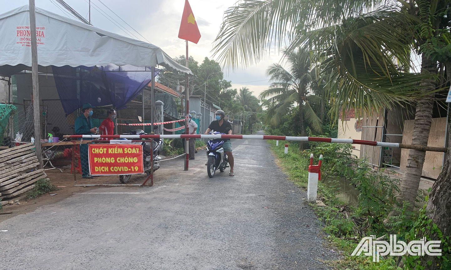 Chốt kiểm soát xã Bình Trưng kiểm tra chặt chẽ người ra vào địa phương.