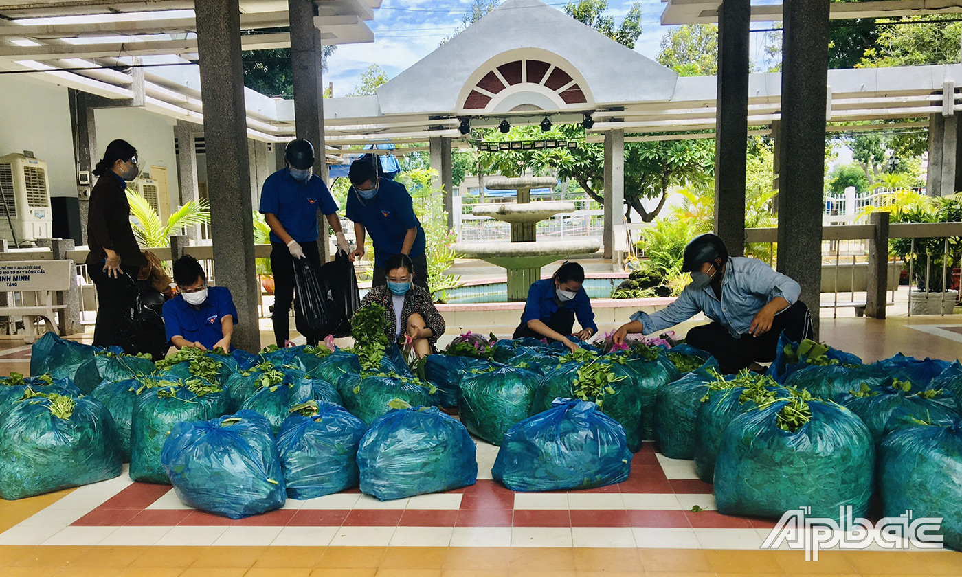 Đoàn viên thanh niên đến nhà trao tặng quà cho các hoàn cảnh nghèo, khó khăn, người già neo đơn trên địa bàn huyện