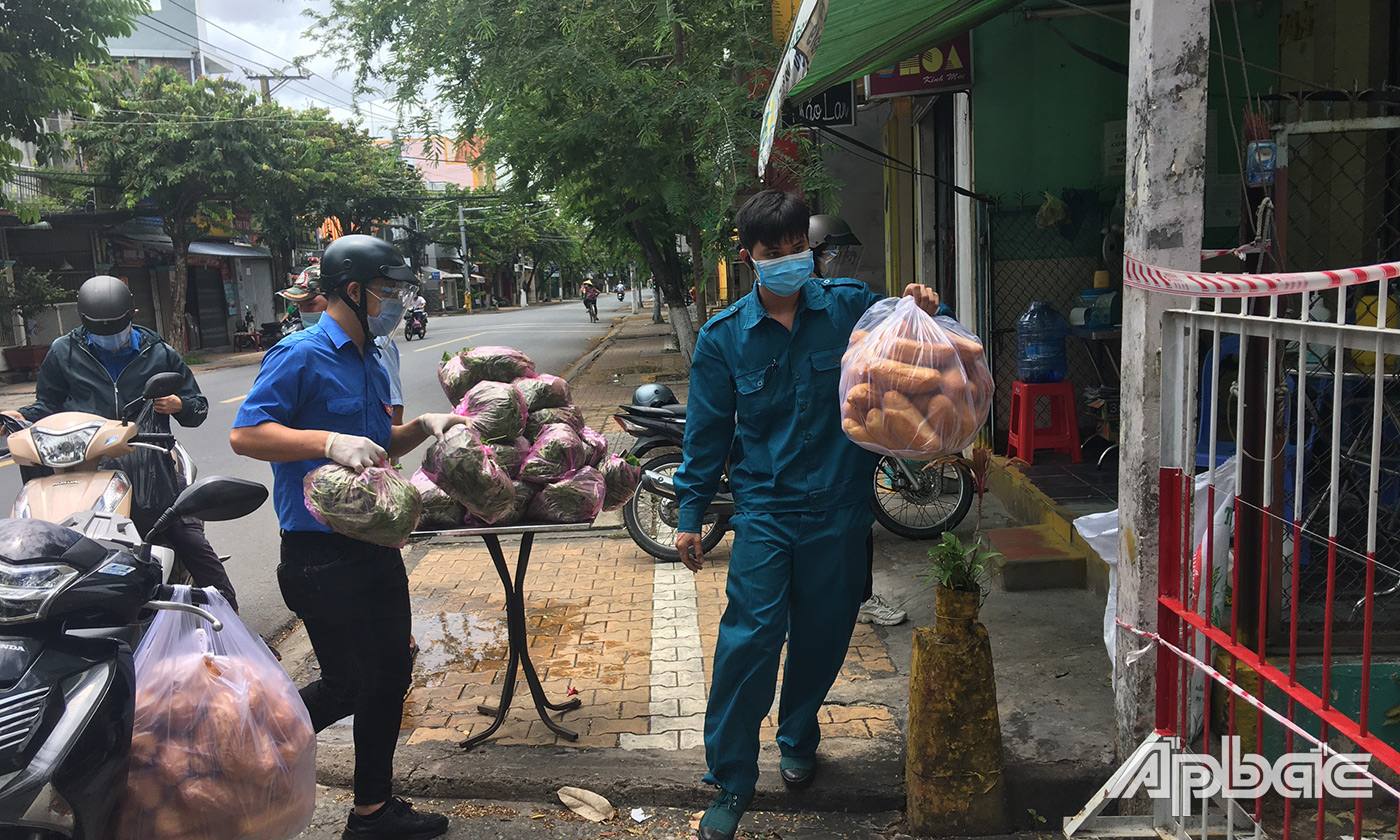 Đoàn viên thanh niên đến nhà trao tặng quà cho các hoàn cảnh nghèo, khó khăn, người già neo đơn trên địa bàn huyện