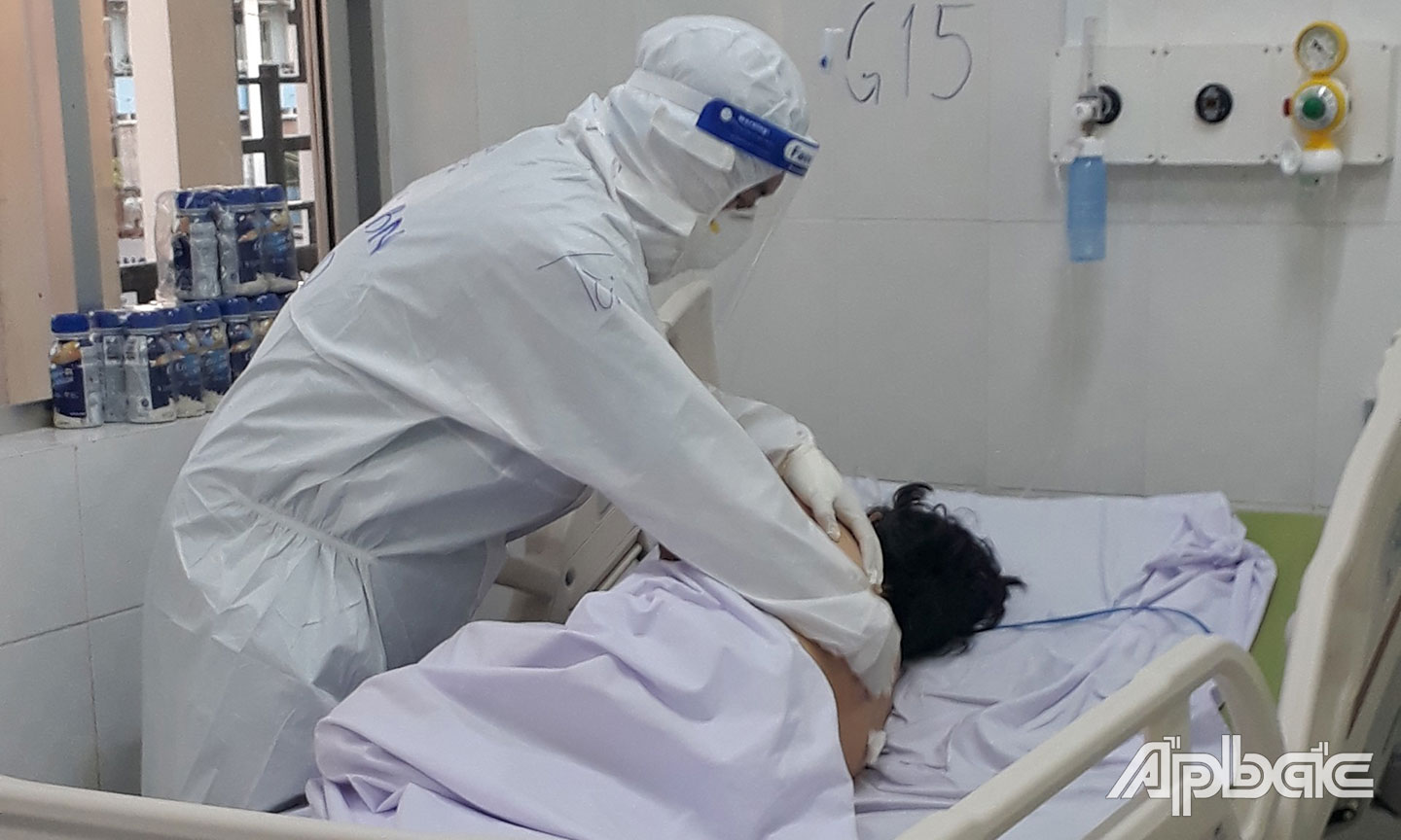 Bệnh nhân Covid-19 ở tầng 3 và 4 hầu như không thể tự chủ trong sinh hoạt  nên mọi việc từ đút ăn, vệ sinh, tập vận động… đều phải do nhân viên y tế hỗ trợ, phục vụ.