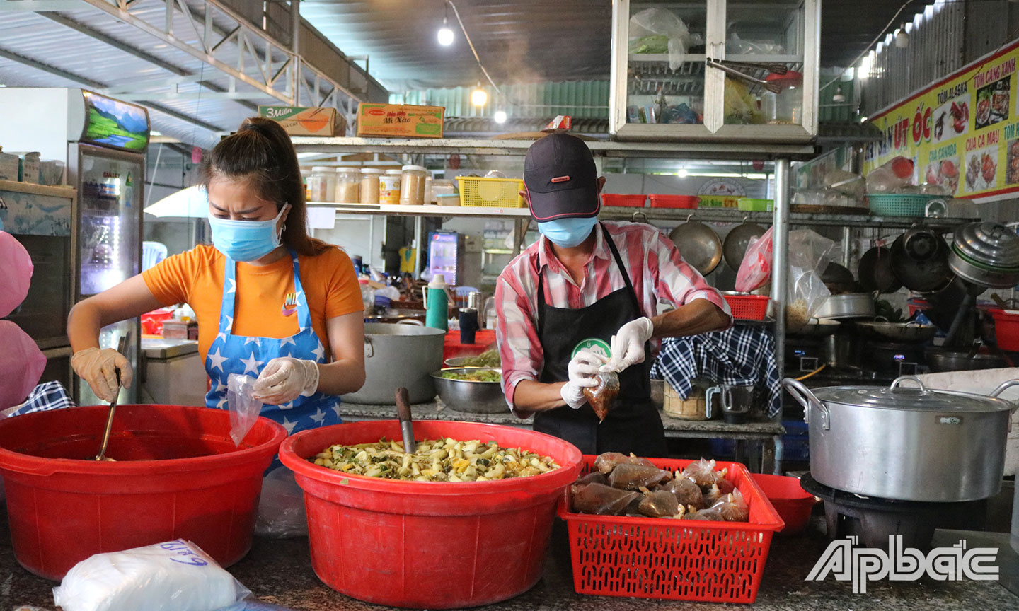 “Bếp ăn  0 đồng”  của anh Tăng Văn Minh Cảnh luôn  “đỏ lửa”  để tiếp sức cho  người lao động nghèo.