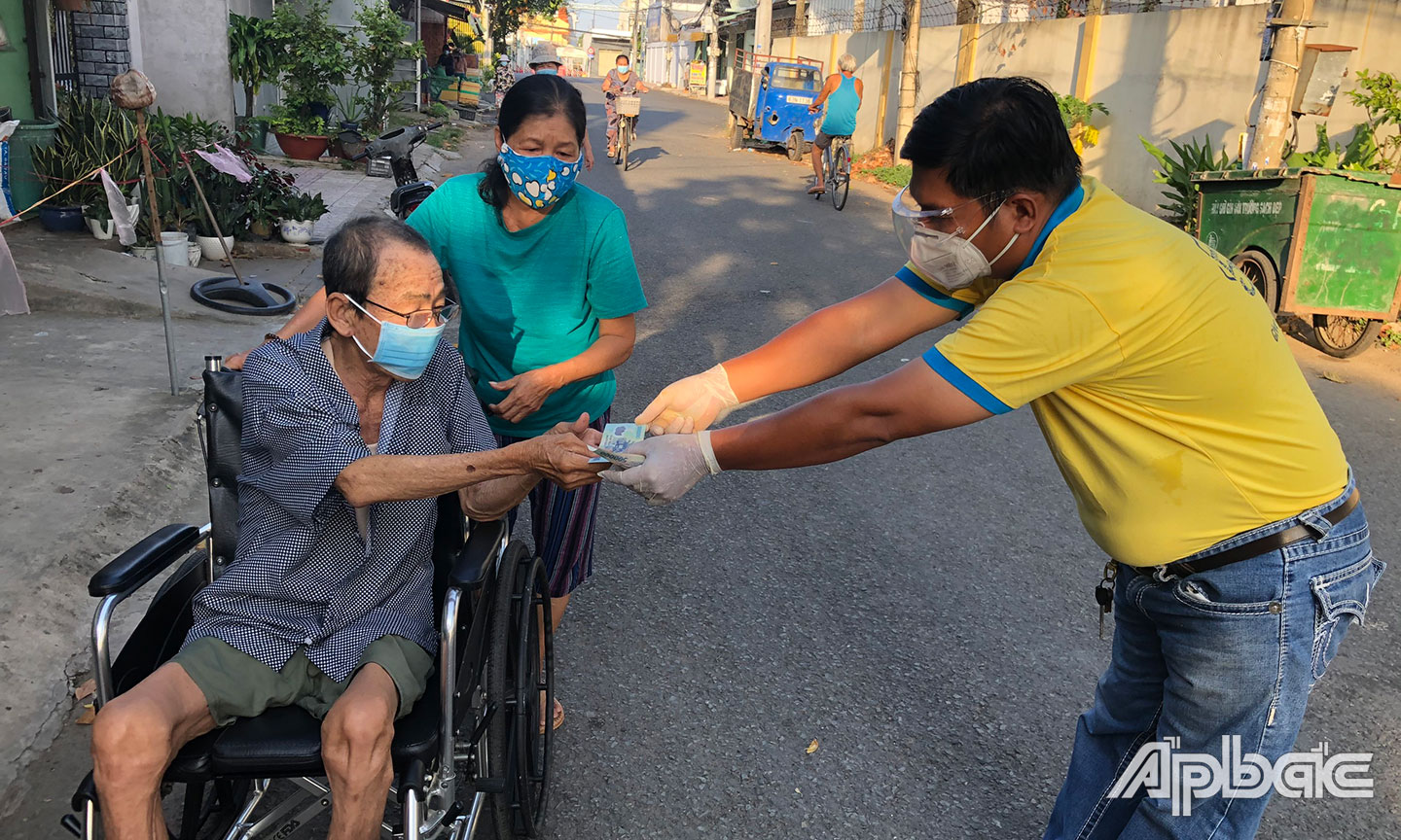 Nhóm cộng đồng 5K Tiền Giang hỗ trợ tiền trong mùa dịch tại khu trọ người chạy thận đang điều trị tại Bệnh viện Quân y 120.