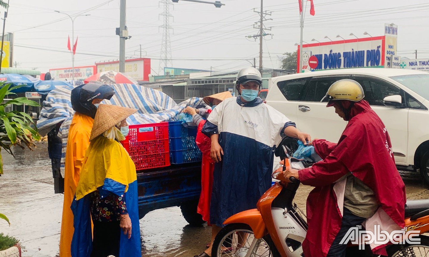 Mặc mưa, gió, “Bếp chay ấm áp nghĩa tình” vẫn đúng giờ phát cơm người  có hoàn cảnh khó khăn trước cổng Bệnh viện Đa khoa khu vực Cai Lậy.