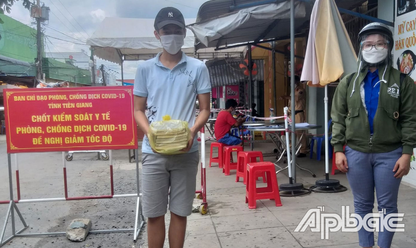 Giáo viên Trường THPT Lê Thanh Hiền vận chuyển sách giáo khoa miễn phí cho học sinh có hoàn cảnh khó khăn của trường. 