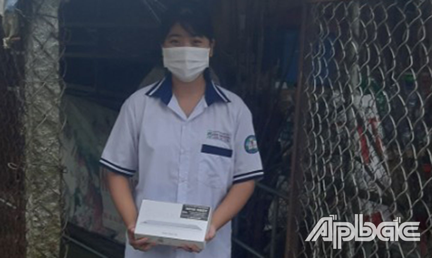 2.	Em Võ Thị Kim Thoa, học sinh lớp 12, Trường THPT Phạm Thành Trung nhận máy tính bảng của các mạnh thường quân tài trợ. 