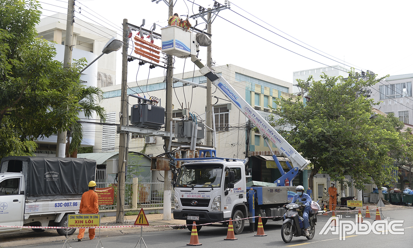 Ngành điện thực hiện kỹ thuật sửa chữa điện nóng, không cắt điện để đảm bảo cấp điện liên tục cho TP. Mỹ Tho 