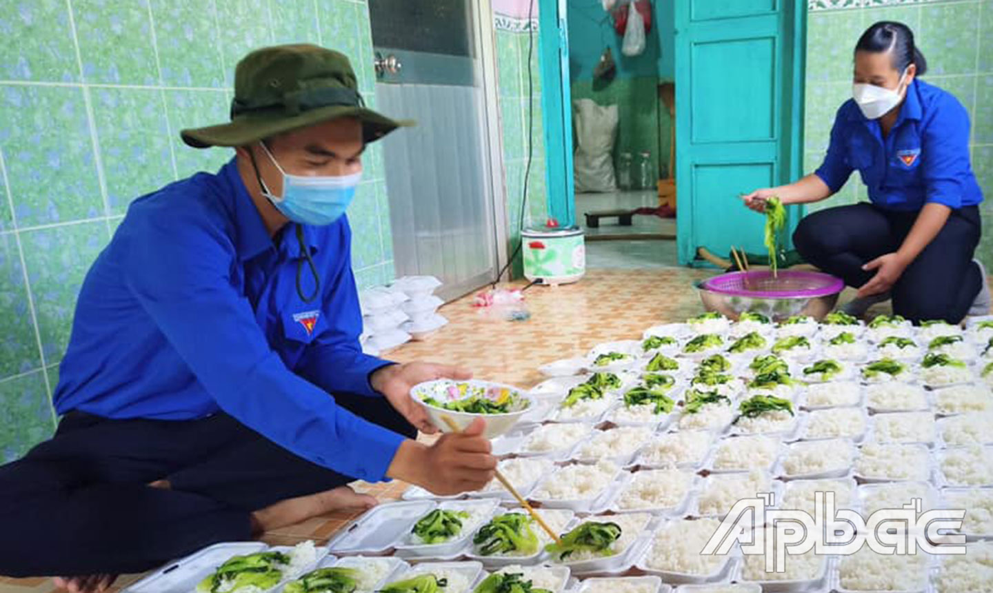 Đoàn viên, thanh niên huyện Gò Công Đông chuẩn bị các phần cơm  hỗ trợ lực lượng  tuyến đầu chống dịch  và người dân  các khu cách ly,  phong tỏa trên  địa bàn huyện.