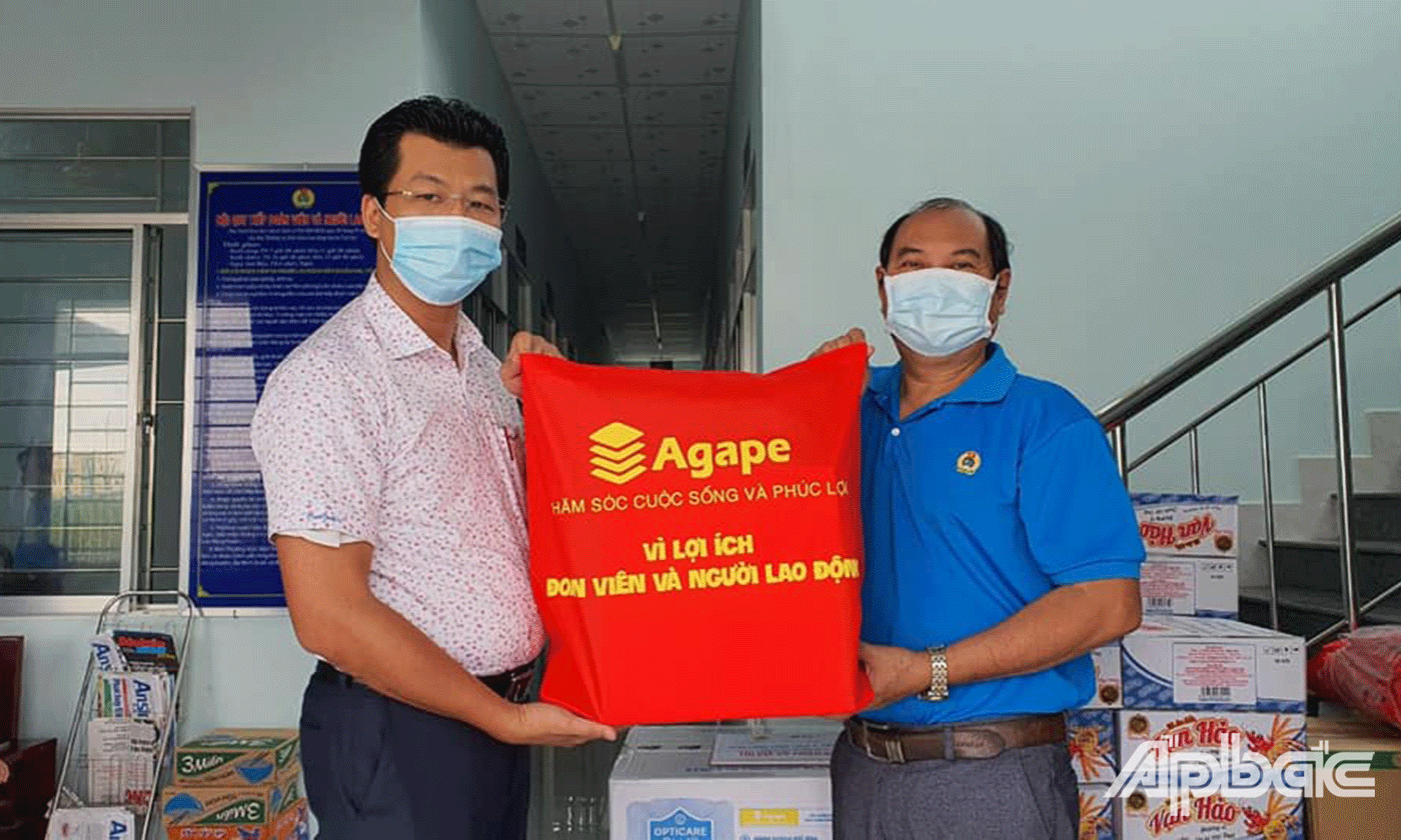 Liên đoàn Lao động huyện Cai Lậy, tỉnh Tiền Giang tiếp nhận các phần quà hỗ trợ từ Phúc lợi Agape  