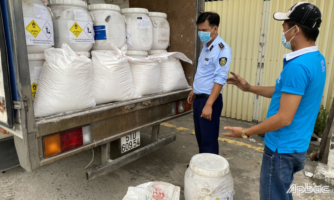 Phương tiện vận chuyển hóa chất vi phạm nhãn hàng hóa.
