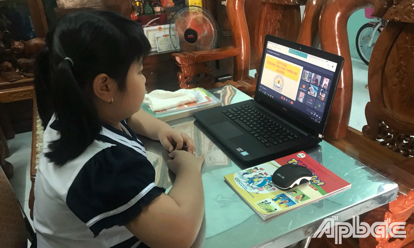 Học sinh Trường Tiểu học Thiên Hộ Dương trong ngày đầu tiên học trực tuyến. 