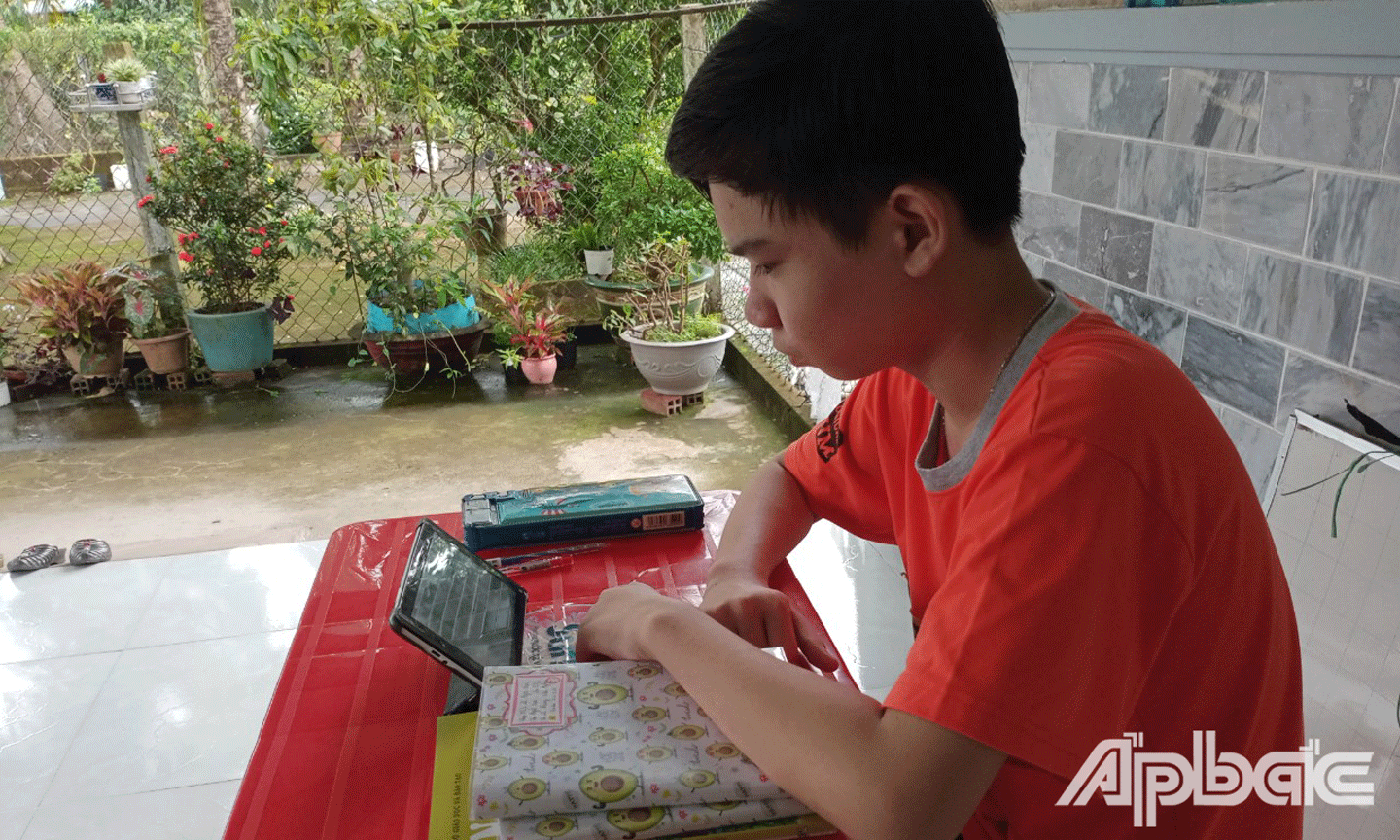 Trong ngày học đầu tiên, giáo viên và học sinh gặp sự cố ngẽn mạng, Ảnh học sinh Trường THCS Lê Ngọc Hân học trực tuyến. 