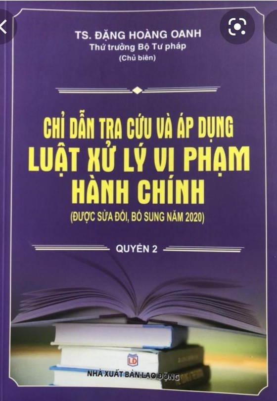 Tập 2 cuốn sách mạo danh lãnh đạo Bộ Tư pháp.