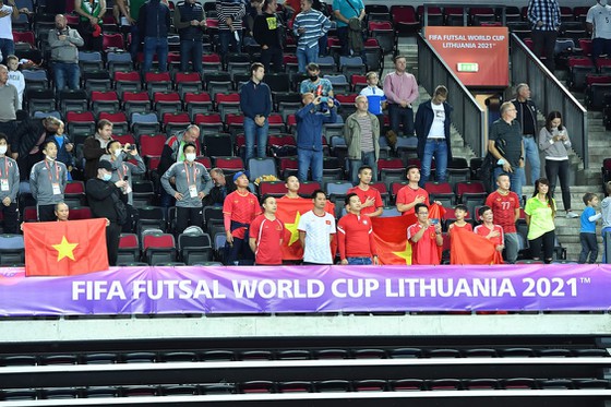 Số ít CĐV Việt Nam có mặt tại Lithuania để tiếp lửa cho thầy trò HLV Phạm Minh Giang
