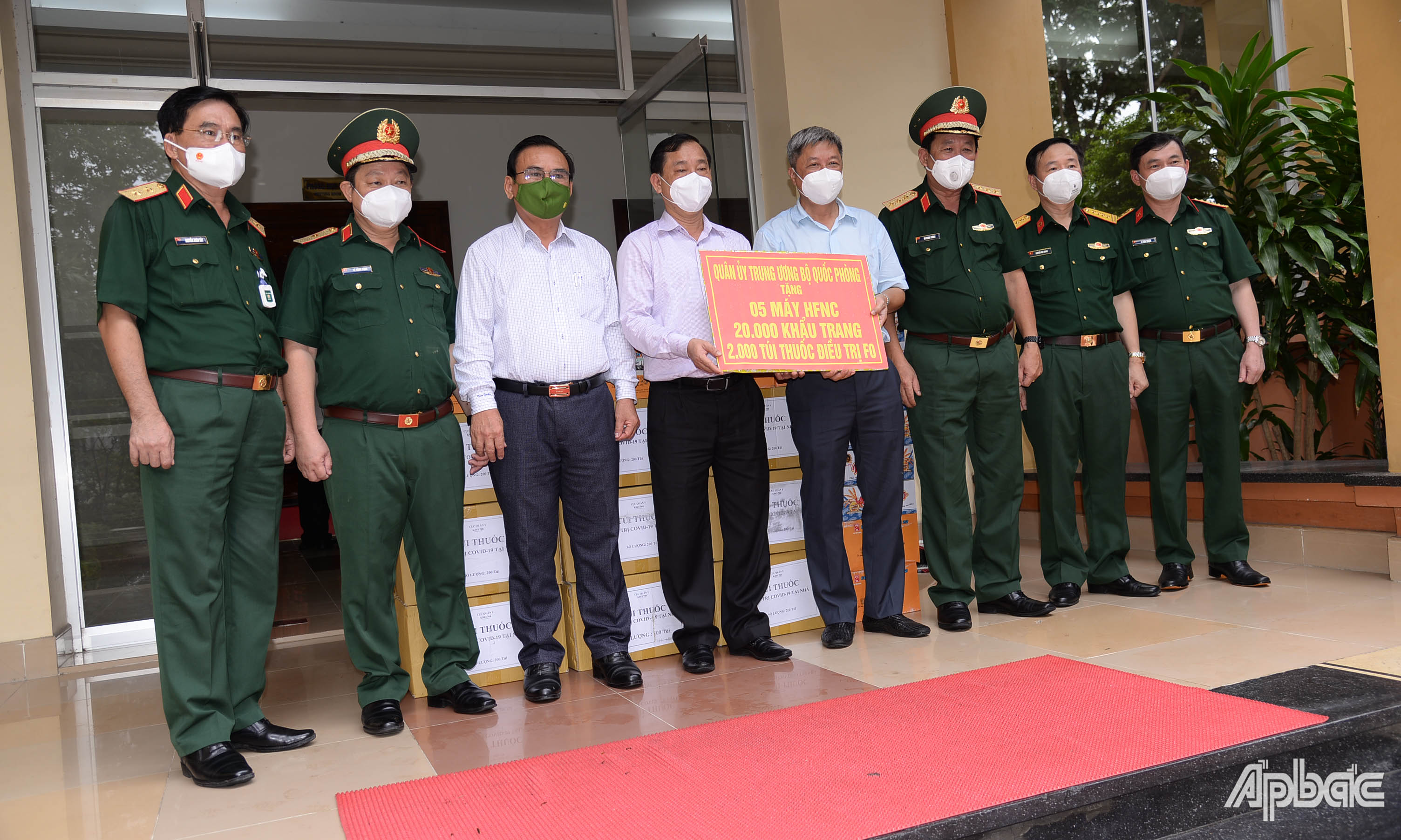 Quân ủy Trung ương Bộ Quốc phòng  tặng tỉnh Tiền Giang 2 tấn lương khô, 1.000 thùng mì tôm.