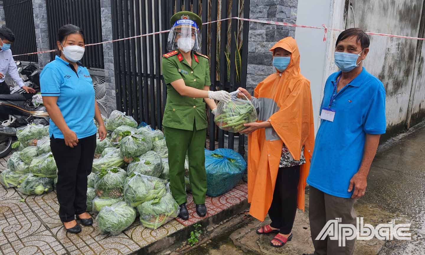 Chi đoàn Báo Ấp Bắc cùng với Đoàn Thanh niên Công an TP. Mỹ Tho chuyển rau, củ, quả đến với người dân ở phường 3, TP. Mỹ Tho.