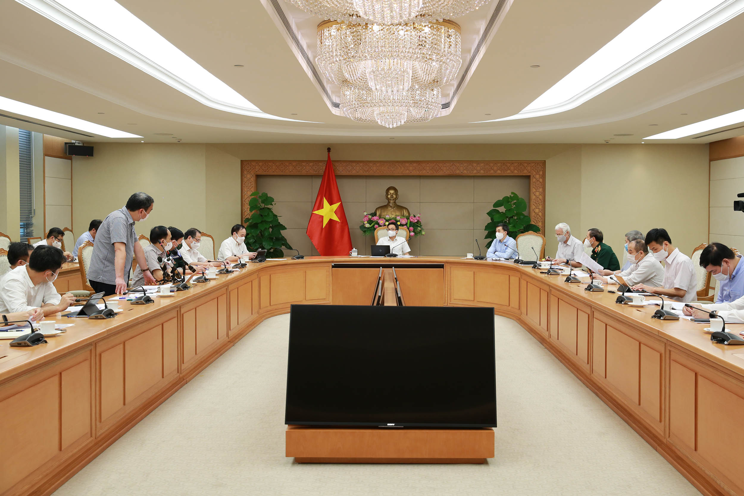 Các nhà khoa học, chuyên gia, Bộ Y tế kỳ vọng, sau khi hoàn thành thử nghiệm đánh giá lâm sàng, các DN dược của Việt Nam sẽ làm việc để có bản quyền sản xuất trong nước. Ảnh VGP/Đình Nam 