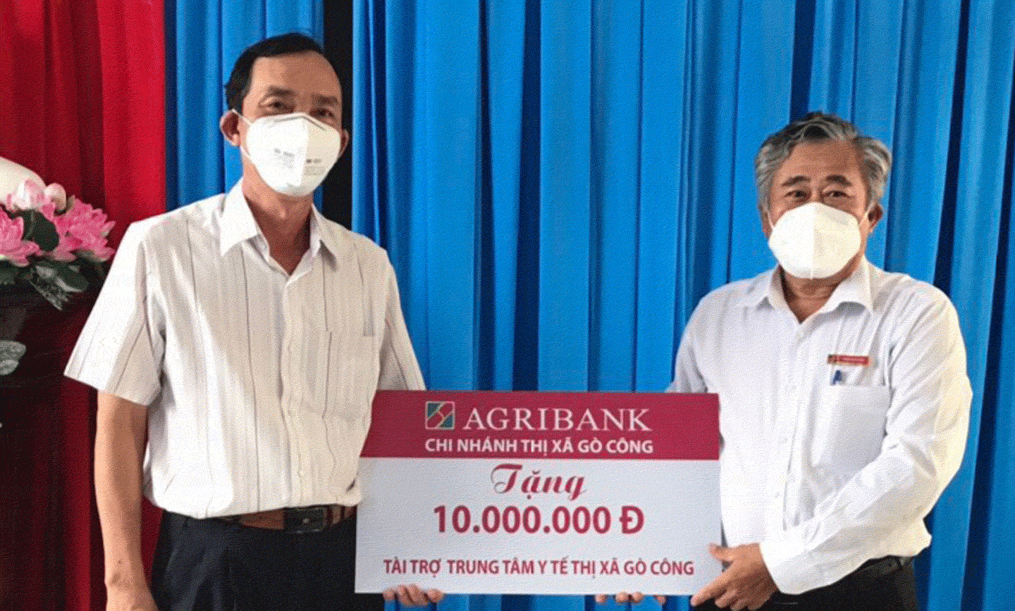 Lãnh đạo Agribank TX. Gò Công trao biển tượng trưng cho Lãnh đạo Trung tâm Y tế Thị xã