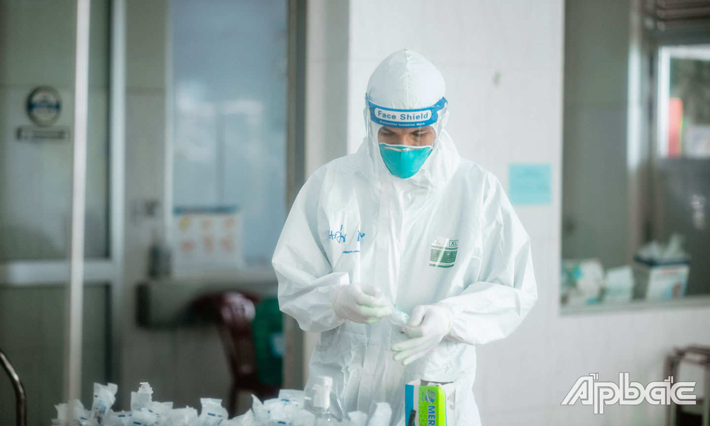 Điều dưỡng chuẩn bị tiêm thuốc cho bệnh nhân.