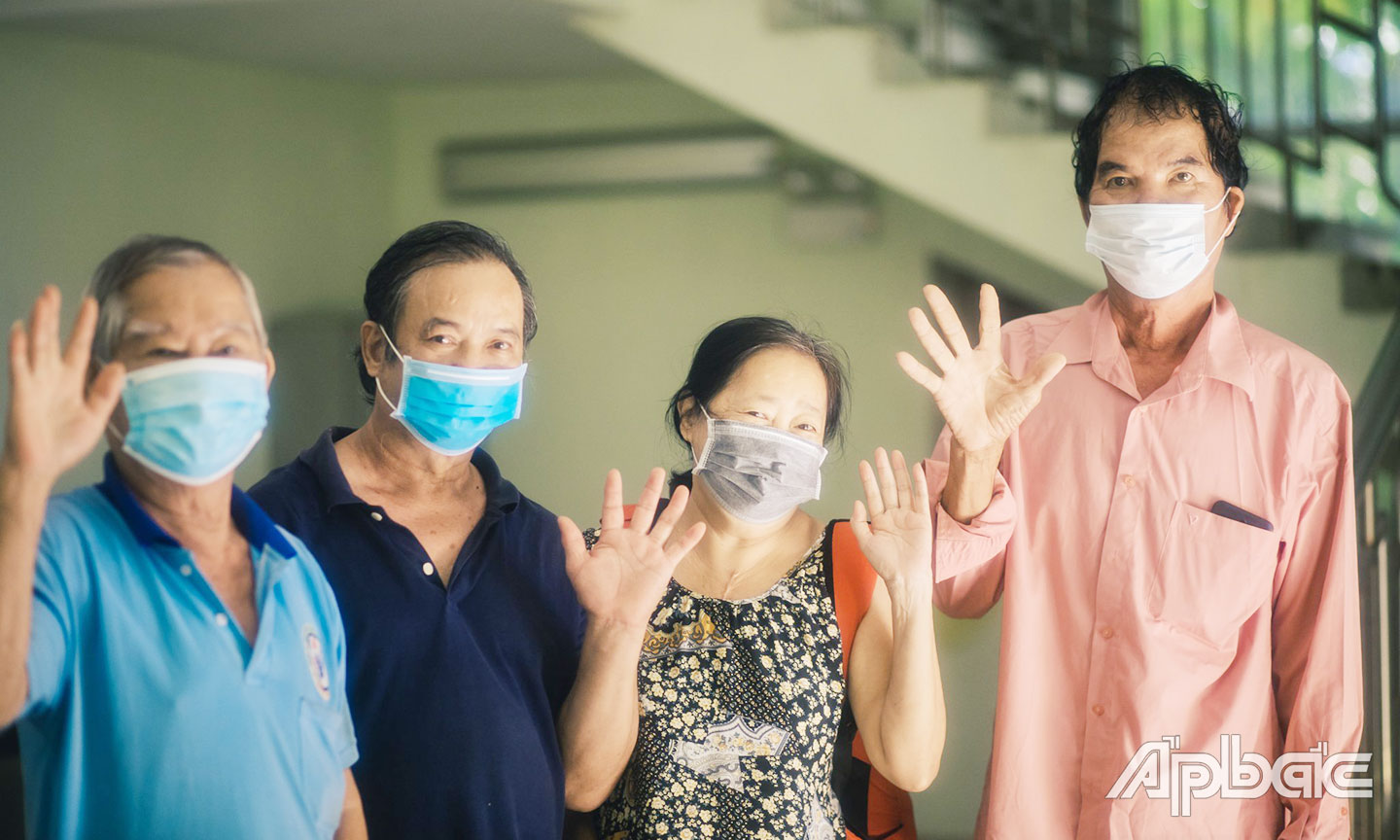 Niềm vui của bệnh nhân khi chiến thắng Covid-19, được xuất viện, trở về sum họp với gia đình.