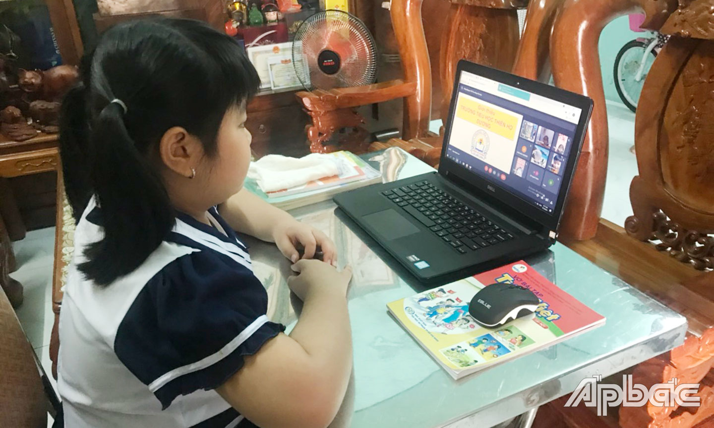 Học sinh Trường Tiểu học Thiên Hộ Dương, TP. Mỹ Tho học trực tuyến. 