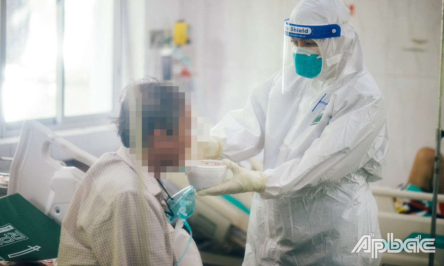 Nhân viên y tế ngoài điều trị, còn thay người nhà chăm sóc bệnh nhân, tận tình, chu đáo bón cho họ từng muỗng cháo, thìa nước…