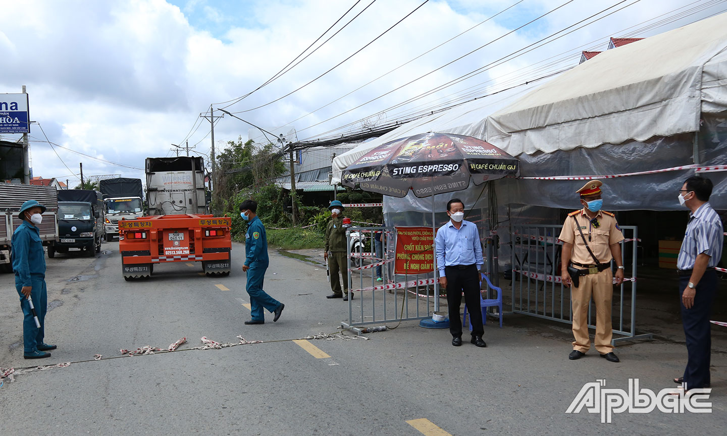 Kiểm tra tại Chốt kiểm soát trên đường huyện