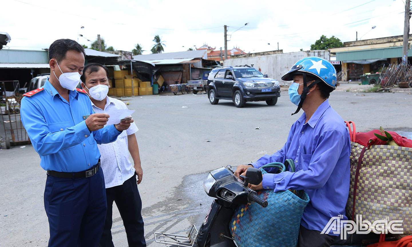 Kiểm tra giấy test thương lái ra vào Chợ Vĩnh Kim.