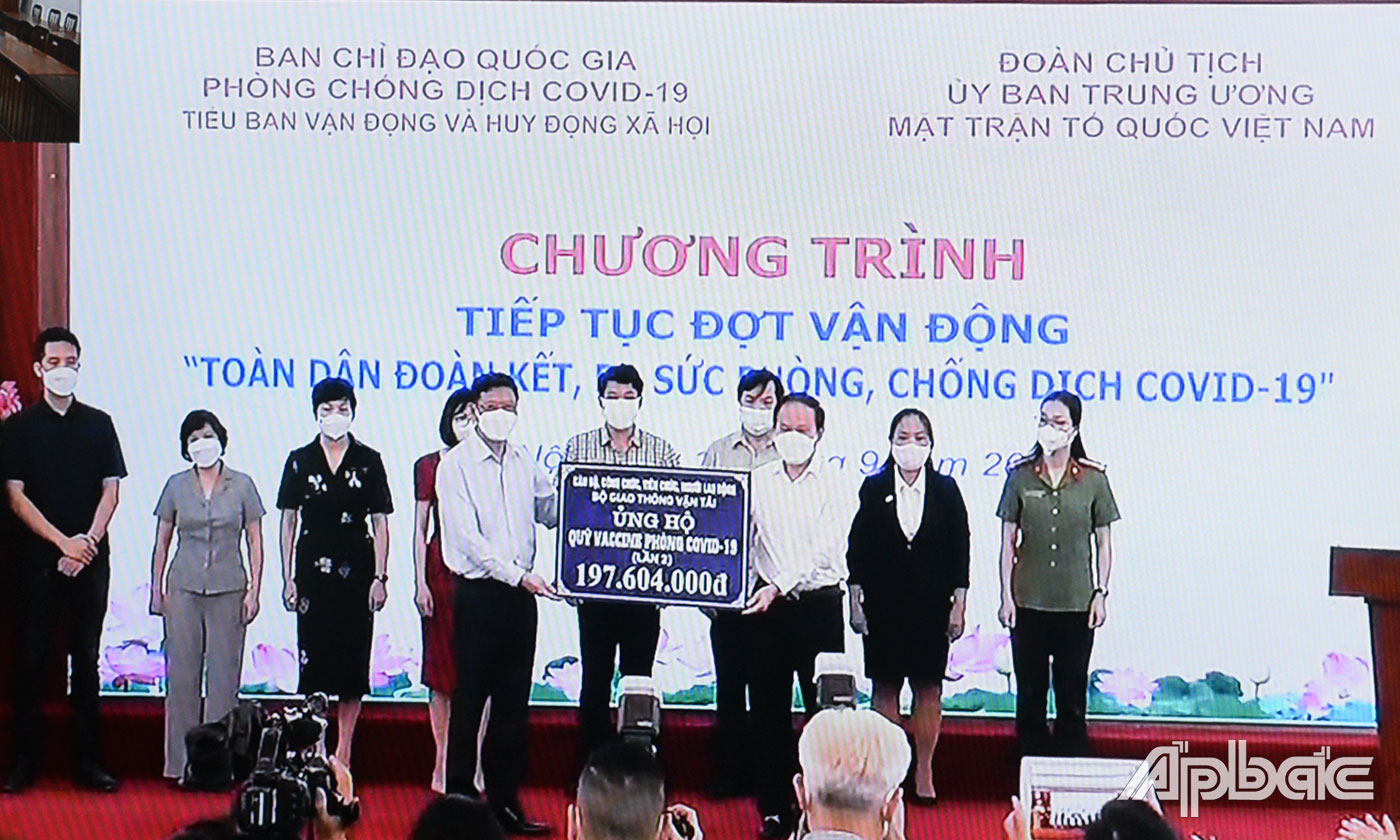 Các đơn vị trao bảng tượng trưng cho Tiểu ban Vận động và huy động xã hội 