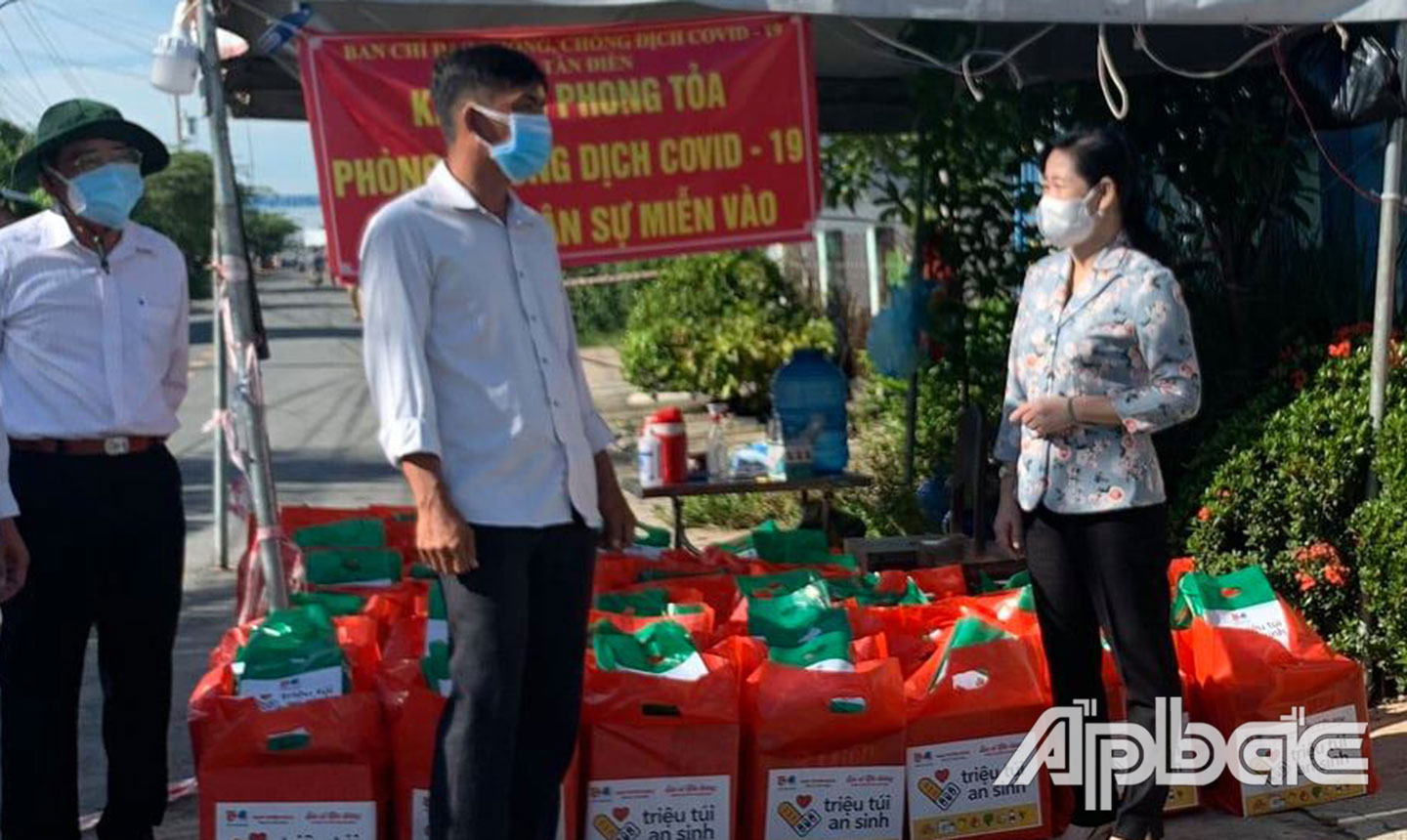 Đồng chí Châu Thị Mỹ Phương, Ủy viên Ban Thường vụ, Trưởng Ban Tuyên giáo Tỉnh ủy cùng Tỉnh Đoàn, Hội LHTN Việt Nam tỉnh trao tặng “Túi an sinh”cho người dân khó khăn do dịch bệnh tại huyện Gò Công Đông.